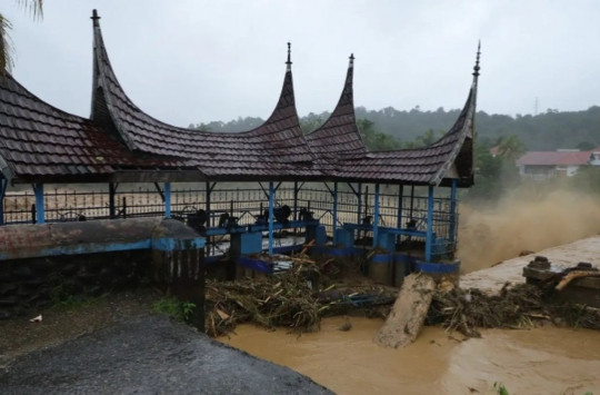 Alam Menangis, Tapi Kita Masih Sibuk Mencari Kambing Hitam